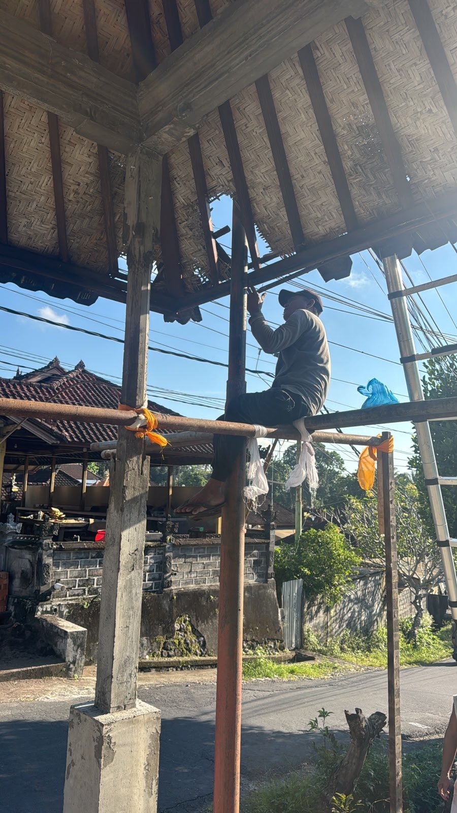 Pemidahan Tiang Telpon di Banjar Adat Subagan