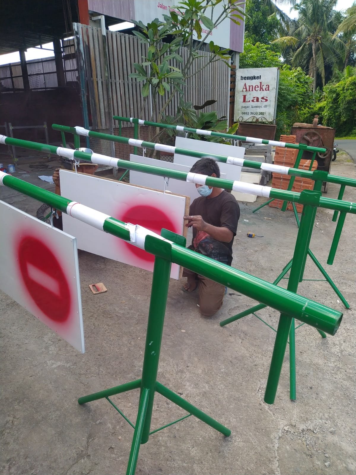 Persiapan Pengalihan Jalur dengan Rambu-rambu
